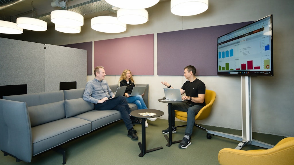 Drei Personen am besprechen in Sitzecke