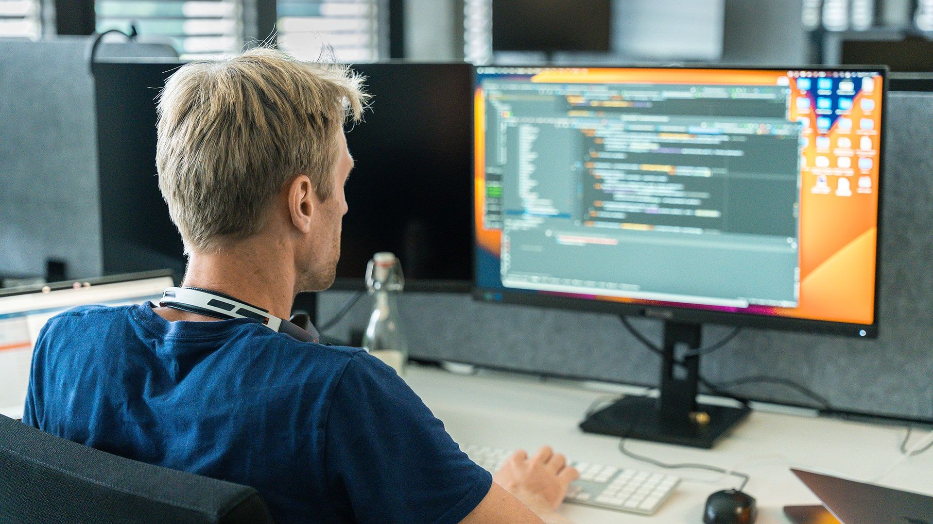 Person sitzt am Computer und führt Technologien aus