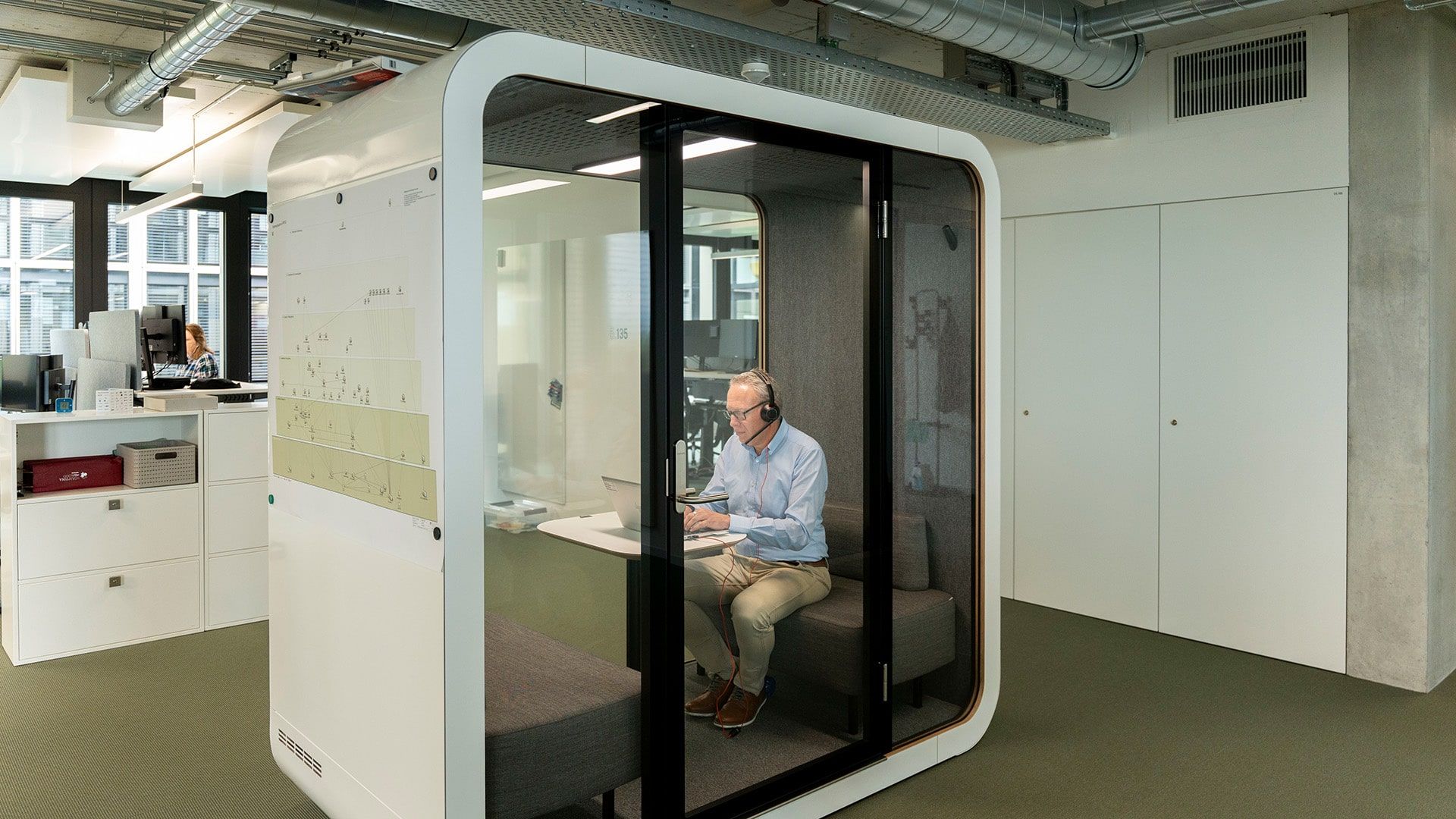 Mitarbeiter telefoniert ungestört in einem SilentCube