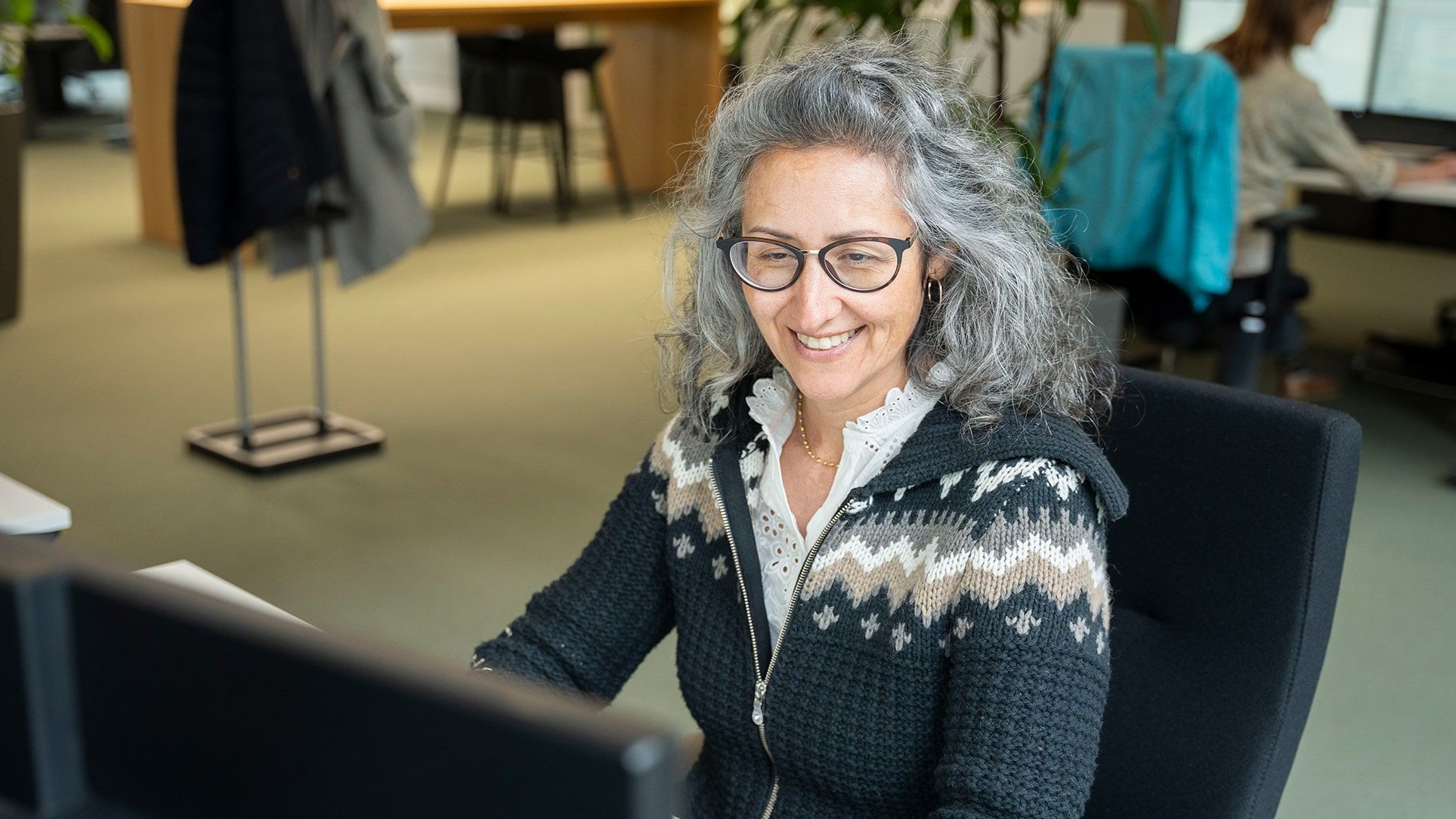 Glückliche Frau am Computer arbeiten