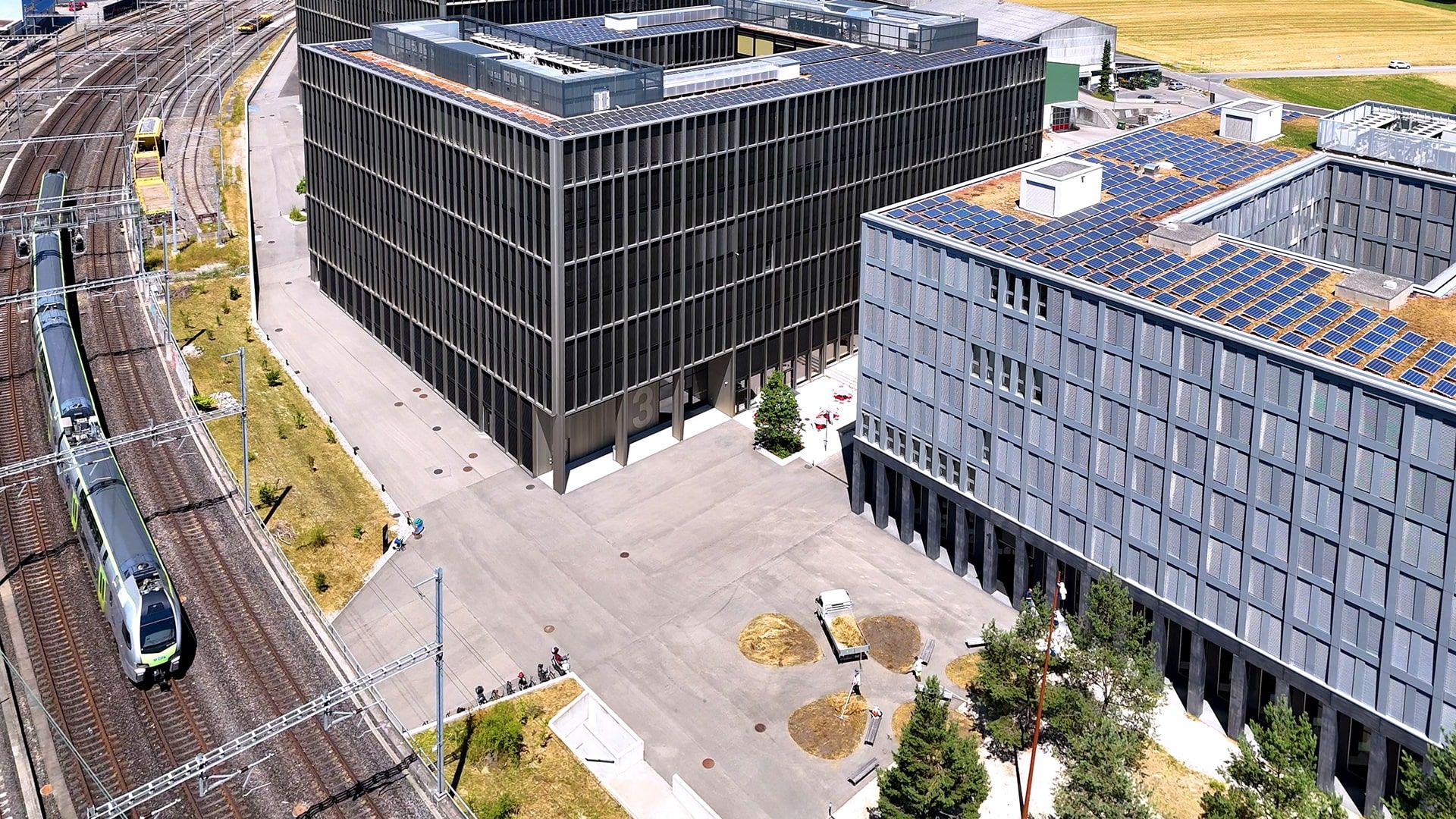 Immeuble de bureaux moderne à la gare d'Oberzollikofen