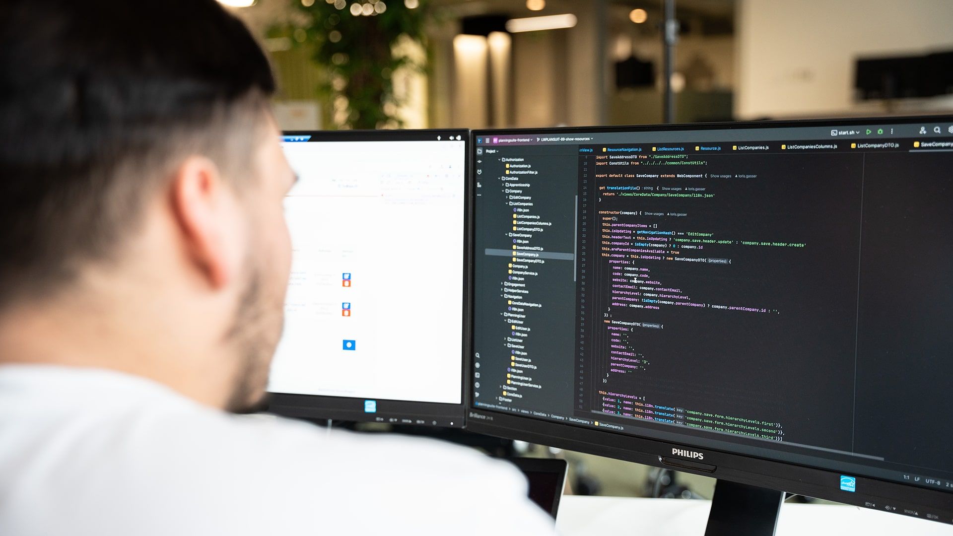 Un apprenti informaticien programme sur un ordinateur