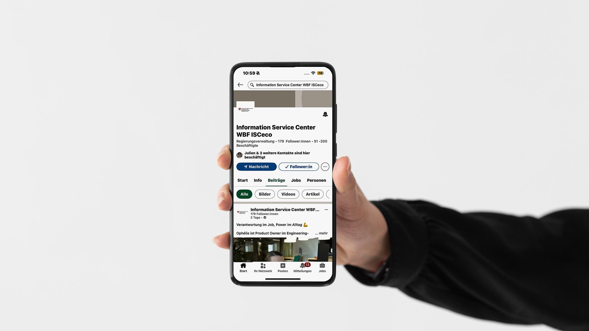 Smartphone con profilo LinkedIn dell'ISCeco aperto