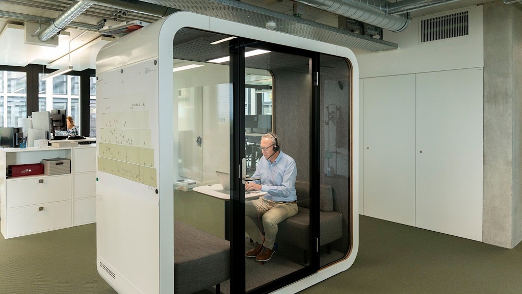 Un dipendente telefona indisturbato in un SilentCube