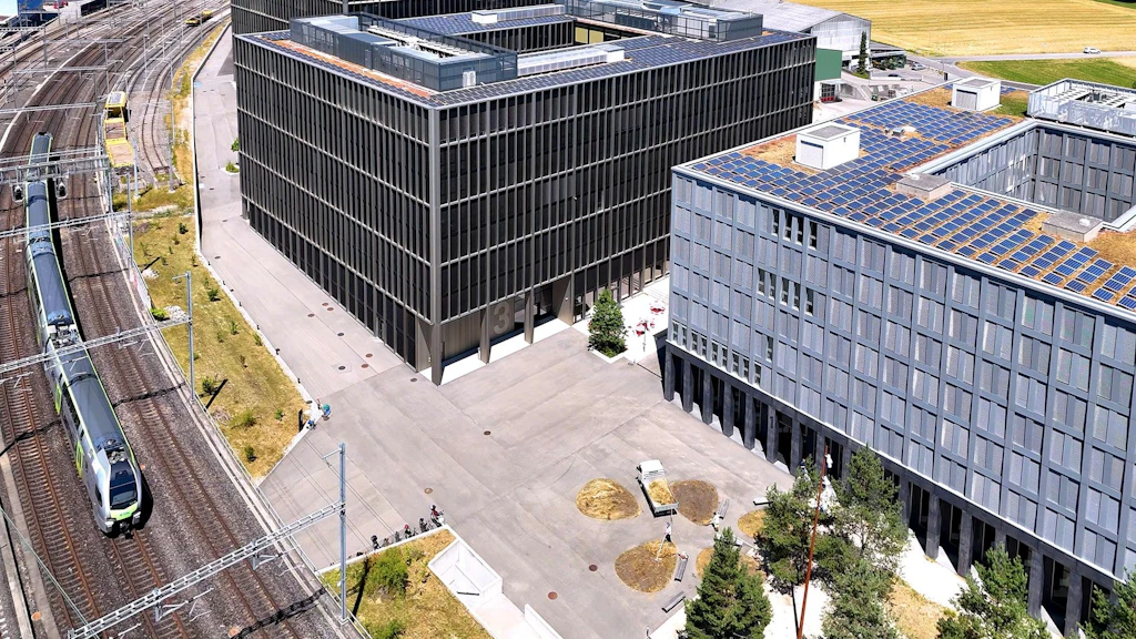 Moderno edificio adibito a uffici presso la stazione ferroviaria di Oberzollikofen